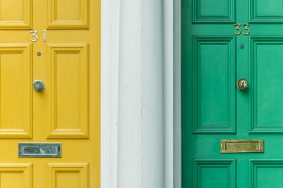 绿色的门旁边的黄色门
